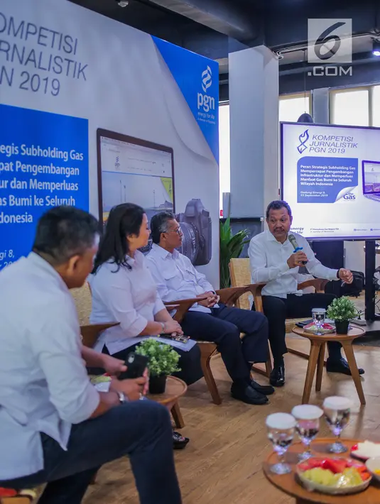 Ketua Dewan Juri Kompetisi Jurnalistik PGN 2019 Primus Dorimulu (kanan) memberi keterangan usai meresmikan peluncuran di Jakarta, Senin (23/9/2019). KJPGN 2019 melombakan kategori hard news cetak, hard news online, feature news, foto cetak, dan foto online. (Liputan6.com/Faizal Fanani)