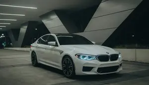 Tak Tega Liat Karyawan Kedinginan, Bos di China Hadiahi Pekerja Mobil BMW