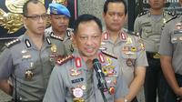 Kapolri menyematkan sebuah pin yang menandakan jaminan keamanan selama masa pencoblosan Pilkada DKI 2017 berlangsung. (Liputan6.com/Nanda Perdana Putra)