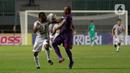 Pemain Borneo FC, Boaz Theofilus Erwin Salossa (kiri) berebut bola dengan pemain Persik Kediri, Andri Ibo dalam pertandingan BRI Liga 1 2021/2022 di Stadion Pakansari, Bogor, Jumat (10/9/2021). Persik Kediri menang tipis atas Borneo FC 1-0. (Bola.com/Ikhwan Yanuar)