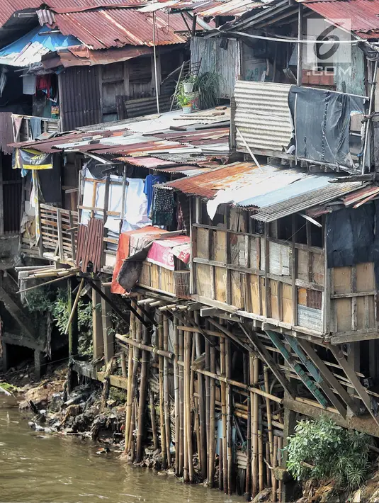 Suasana permukiman kumuh bantaran kali ciliwung di kawasan Manggarai, Jakarta, Sabtu (9/1). Kementerian Pekerjaan Umum dan Perumahan Rakyat (PUPR) tengah menggarap Program Kota Tanpa Kumuh (kotaku). (Liputan6.com/Faizal Fanani)