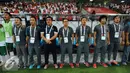 Pelatih Aji Santoso (tengah) bersama official timnas Indonesia U-23 berdiri tegap menyanyikan Indonesia Raya jelang melawan Myanmar di penyisihan grup A Sea Games 2015 di Stadion Jalan Besar, Singapura, Selasa (2/6/2015). (Liputan6.com/Helmi Fithriansyah)