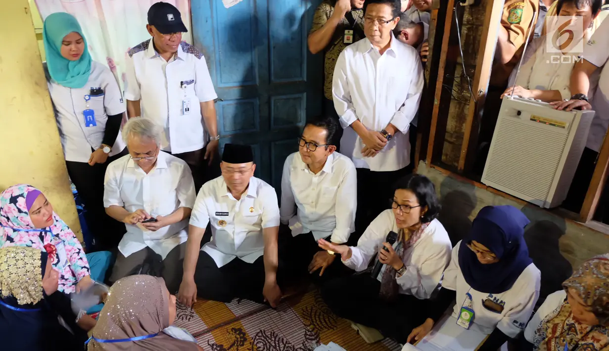 Menkeu Sri Mulyani berdialog dengan nasabah pembiayaan Ultra Mikro (UMi) di Belawan, Medan, Sumatera Utara, Selasa (16/1/). Hingga kini dana yang sudah tersalurkan mencapai Rp75,76 miliar. (Liputan6.com/Reza Efendi)
