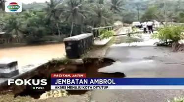 Dua jembatan penghubung di Pacitan dan Lumajang ambrol akibat tersapu banjir. Lalu lintas di wilayah tersebut lumpuh total.