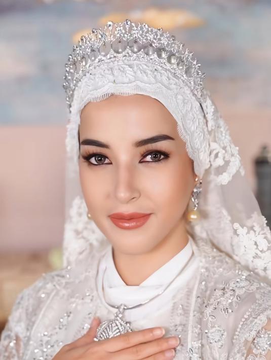 Tasya membagikan momen transformasinya melalui akun TikTok pribadinya. Saat transisi mencapai puncaknya, Tasya terlihat memakai makeup lengkap dengan gaun pernikahan ala Anisha Rosnah. (Liputan6.com/IG/@tasyafarasya)