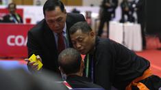 Ketua Harian PB Ikatan Pencak Silat Indonesia (IPSI) yang juga menjabat sebagai Ketua Eksekutif Persekutuan Pencak Silat Antarabangsa (Persilat), Benny Sumarsono (kiri) menghampiri dan terlibat argumentasi dengan pelatih pencak silat Indonesia, Bondan (tengah). (Bola.com/Ikhwan Yanuar)