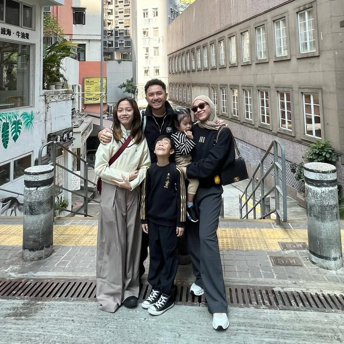 Momen Ananda Omesh dan Dian Ayu Lestari Ajak Anak Liburan ke Hongkong