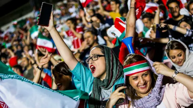 Untuk pertama kalinya setelah 38 tahun Pemerintah Iran memperbolehkan para wanita untuk menonton sepak bola di stadion.