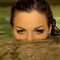 Dengan alasan berpori, lensa kontak sangat dilarang digunakan saat berenang
