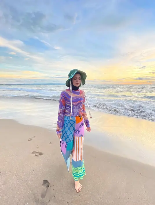 Tante Namirah menghadirkan keseruan dalam tabrak motif. Ia memadukan motif dan warna beragam untuk mengoptimalkan kesan musim panas yang menjanjikan. (Foto: Tantri Namirah)