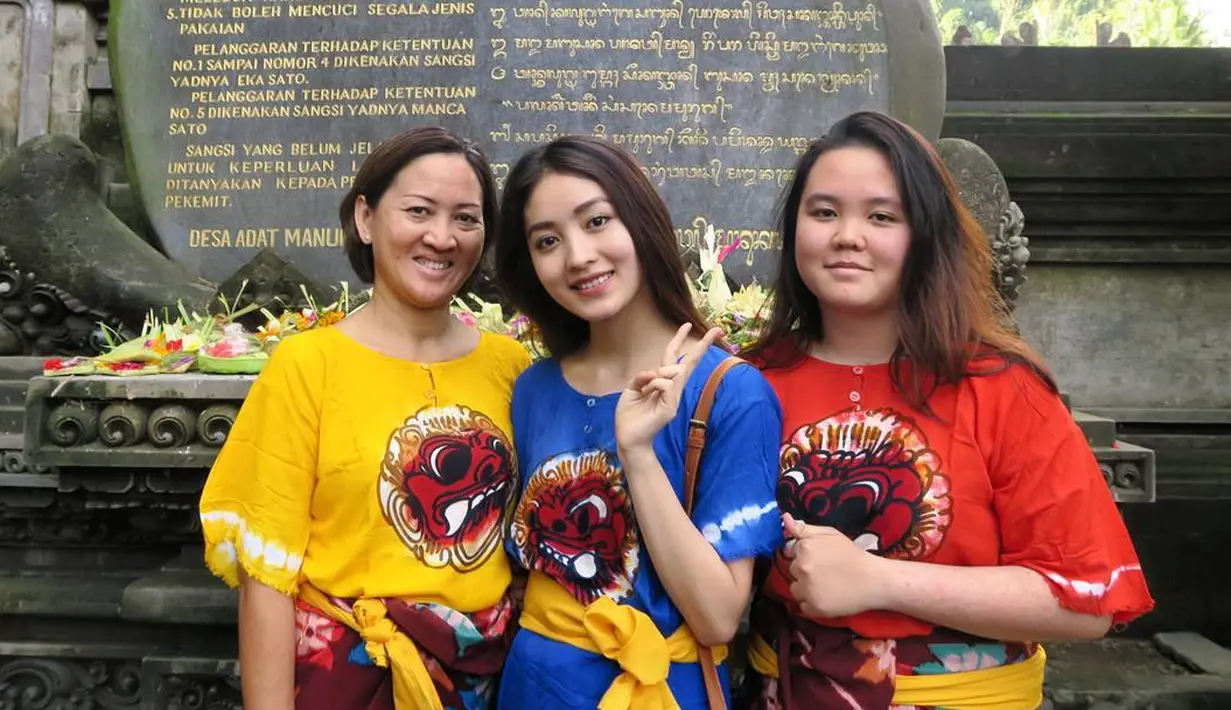 <p>Bersama dengan keluarganya, Natasha kali ini kompak memakai kaos khas Bali bermotif Barong. Sepertinya mereka sedang menikmati liburan di Pulau Dewata Bali. (Instagram/natashawilona12)</p>