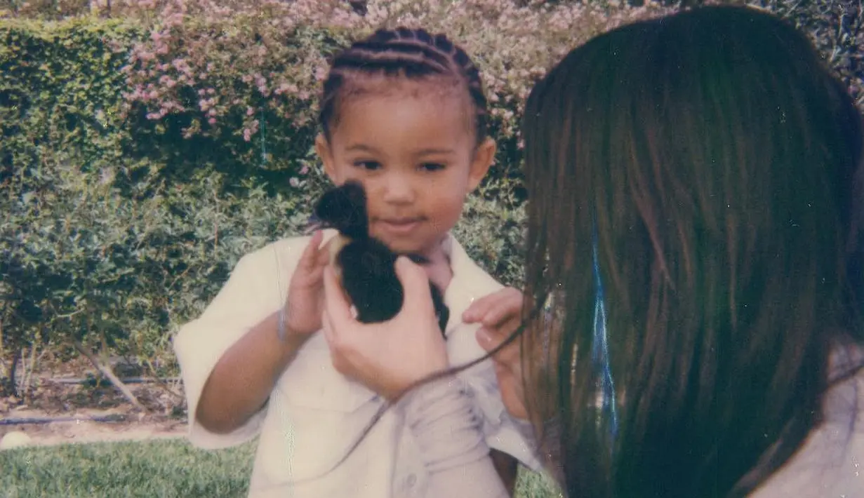 Bahkan dalam foto yang baru saja diunggah, Saint dan Chicago terlihat saling menyayangi. (instagram/kimkardashian)