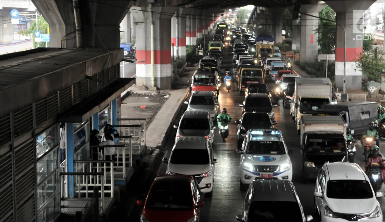 Kemacetan arus lalu lintas di Jalan DI Panjaitan, Jakarta, Selasa (11/12). Kemacetan yang terjadi dari arah Cawang-Tanjung Priok terjadi akibat adanya pembangunan tol Becakayu yang menghilangkan jalur lambat. (Merdeka.com/ Iqbal S. Nugroho)