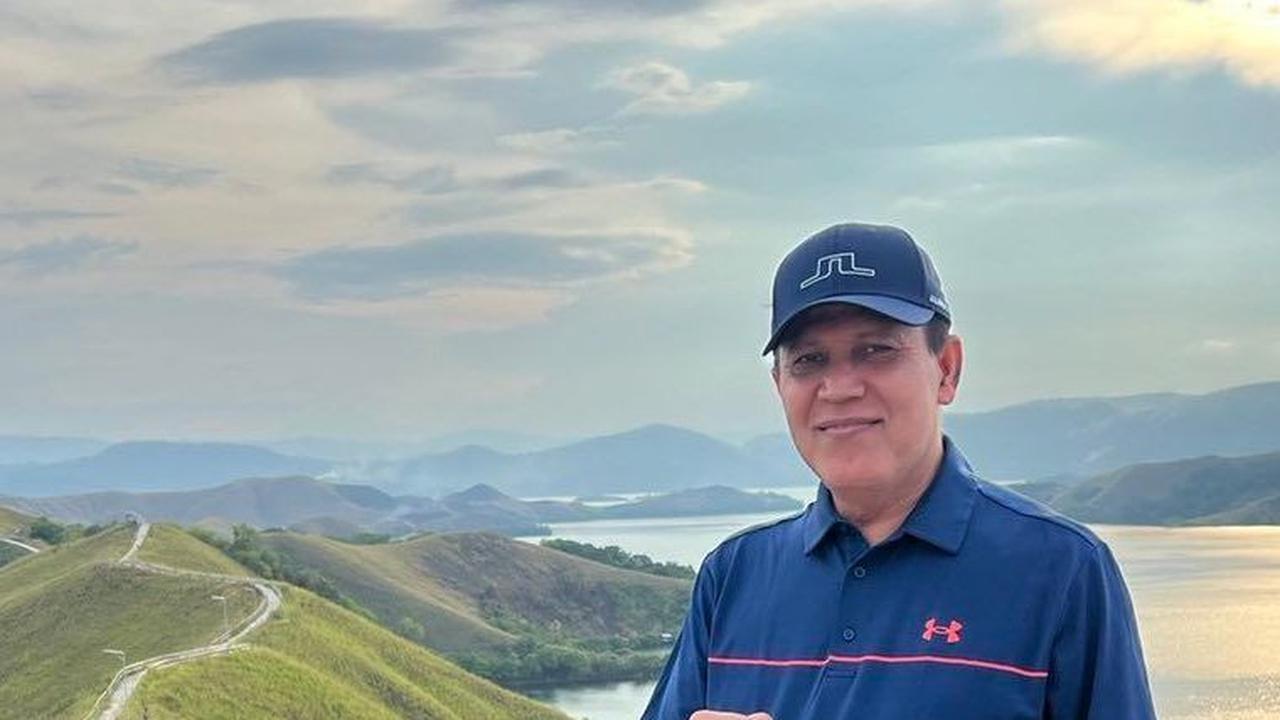 <i>"Kenangan di tahun 2018 , pertemuan tidak sengaja di Papua dgn sahabat2 dari Angkatan 88…Salam kompak selalu dimanapun berada…💪🤝🇮🇩🇮🇩🇮🇩🙏,"</i> tulisnya dalam keterangan foto.<br>