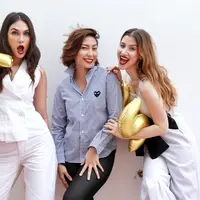 Kecewa dengan Ayu Ting Ting, Luna Maya mengandeng dua artis untuk menggantikan foto katalog Ayu Ting Ting. Luna mengganti dengan Millane Fernandez dan Ayu Dewi sebagai model mengenalkan busananya. (Adrian Putra/Bintang.com)