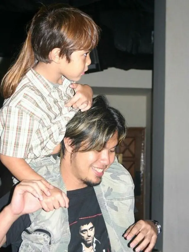 6 Foto Masa Kecil El Rumi Bersama Ahmad Dhani, Penuh Kasih Sayang