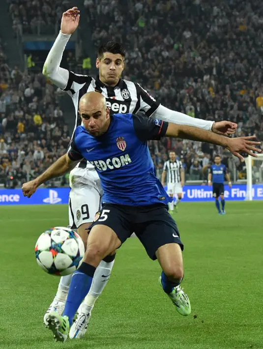 Bek AS Monaco,  Aymen Abdennour (depan) Berusaha mengahalu bola dari kejaran Penyerang Juventus Alvaro Morata di leg 8 besar Liga Champions di Juventus Stadium, Italia, Rabu (15/4/2015). Juvenetus Menang 1-0 atas AS Monaco. (AFP PHOTO/Giuseppe Cacace)