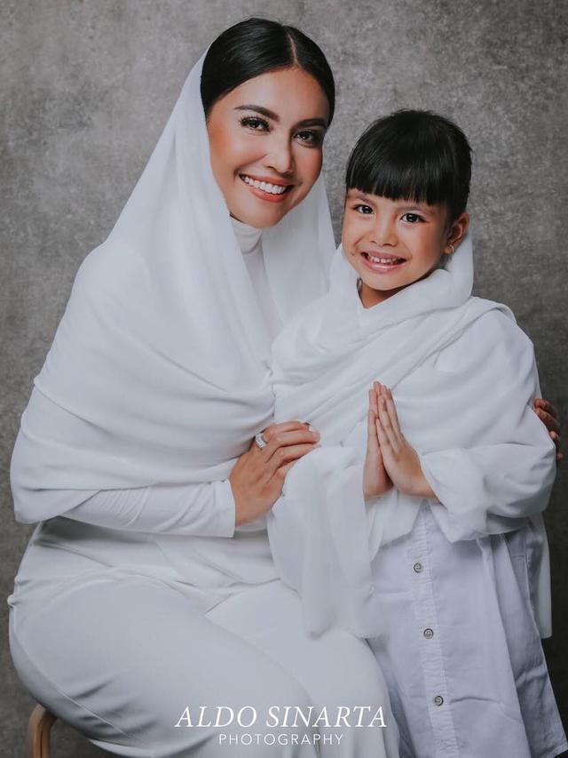 [Bintang] Denada dan Shakira Aurum