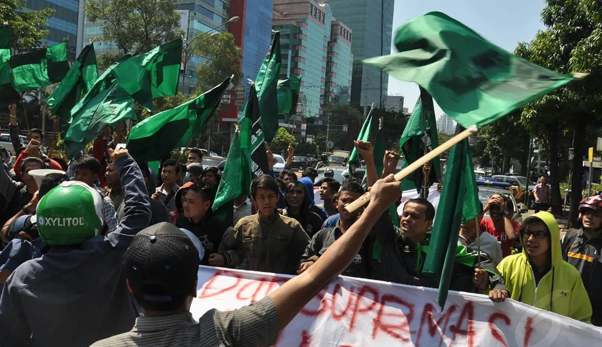 Para aktivis HMI bersorak-sorai mendukung Anas Urbaningrum dalam menghadapi sidang vonis di Pengadilan Tipikor, Jakarta, (24/9/14). (Liputan6.com/Miftahul Hayat) 
