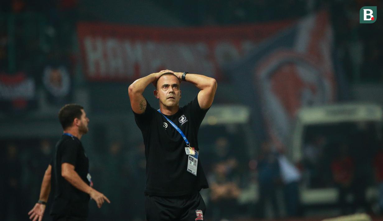 Sementara itu, menurut pelatih kepala Madura United, Fabio Lefundes, "Bola ada sama Andritany, dia coba menendang jauh. Kalau dia dapat shoot, itu bagus. Apakah setelah itu habis pertandingan? Tidak. Karena di sini bisa jadi masalah besar. Lalu kita dapat bola. Tidak usah kita bicarakan apa yang terjadi. Lihat saja rekaman pertandingan. Andritany salah passing." (Bola.com/Bagaskara Lazuardi)