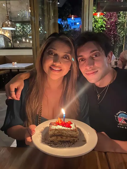 Sekedar informasi, Albany merupakan anak pertama Sarah. Dalam unggahannya, perempuan berusia 46 tahun itu juga mengunggah capture penipu yang juga menggunakan fotonya. [Instagram/sazarita]