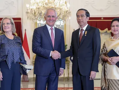 Presiden Joko Widodo didampingi Ibu Negara Iriana Jokowi menerima Perdana Menteri Australia  Malcolm Turnbull bersama Ibu Negara Lucy Turnbull di Istana Merdeka, Jakarta, Kamis (12/11). (Liputan6.com/Faizal Fanani)
