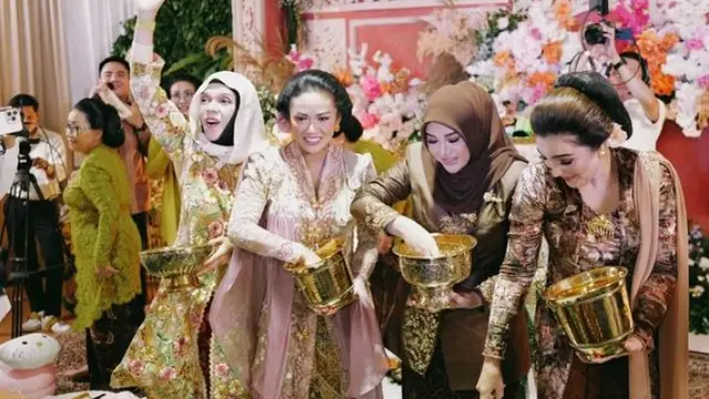 Ashanty dan Krisdayanti berkebaya (Instagram/krisdayantilemos)