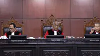 Wakil Ketua MK Saldi Isra dengan didampingi Hakim Konstitusi Ridwan Mansyur dan Hakim Konstitusi Arsul Sani. Foto: Website MK RI