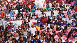 Sejumlah warga mengikuti pawai yang diselenggarakan pemerintah untuk meningkatkan kesadaran terhadap kanker payudara dalam rangka Bulan Peduli Kanker Payudara atau Pink Month di Caracas, Venezuela, Kamis (22/10/2026). (AP Photo/Pedro Mattey)
