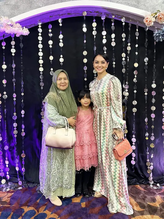 Ririn Ekawati dengan ibu mertua