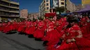 Sejumlah wanita mengenakan kostum menari dalam pawai "Morenada" di La Paz, Bolivia (26/5). Ribuan orang yang terdiri dari penari dan peserta lainnya berkumpul melakukan pawai sebagai ucapan terima kasih mereka kepada para dewa. (AP/Juan Karita)