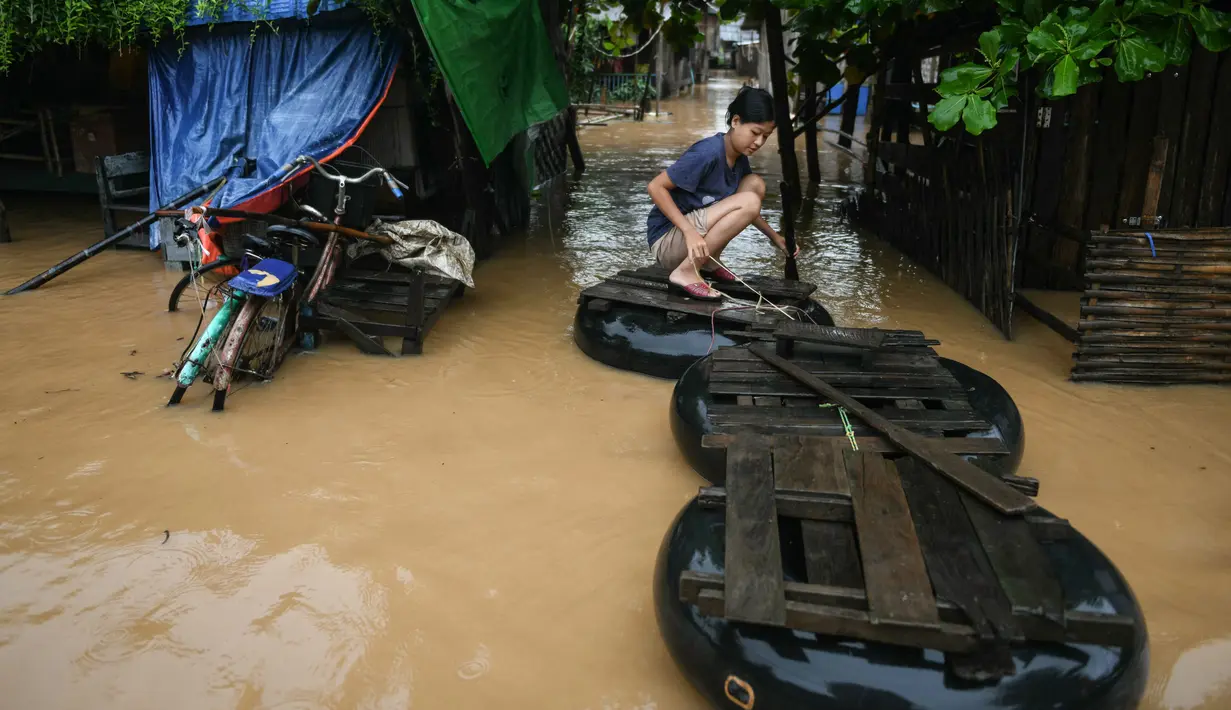 Media pemerintah Myanmar mengatakan, layanan kereta api di jalur utama antara Yangon dan Mandalay dihentikan sementara karena beberapa bagian terendam banjir. (Sai Aung MAIN/AFP)