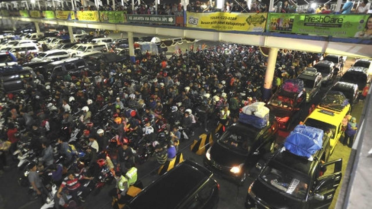 Parahnya antrean pemudik dini hari tadi di Pelabuhan Merak