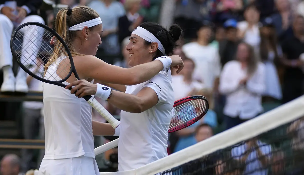 Memasuki set ketiga, Ons Jabeur kembali meneruskan dominasinya di set kedua. Dengan pukulan-pukulan mematikan, ia kembali menutup set kedua dengan skor 6-1 sekaligus memenangi laga untuk lolos ke semifinal. (AP/Alastair Grant)