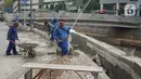 Petugas menyelesaikan proyek peninggian turap Anak Sungai Ciliwung di kawasan Senen, Jakarta, Rabu (4/11/2020). Peninggian turap dilakukan sebagai langkah mengantisipasi banjir yang berasal dari luapan aliran sungai saat hujan deras. (Liputan6.com/Immanuel Antonius)
