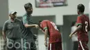 Pemain Timnas Indonesia U-16 menyalami para pelatih usai pertandingan melawan Singapura pada laga uji coba di Stadion Wibawa Mukti, Cikarang, Kamis, (8/6/2017). Indonesia menang 4-0. (Bola.com/M Iqbal Ichsan)