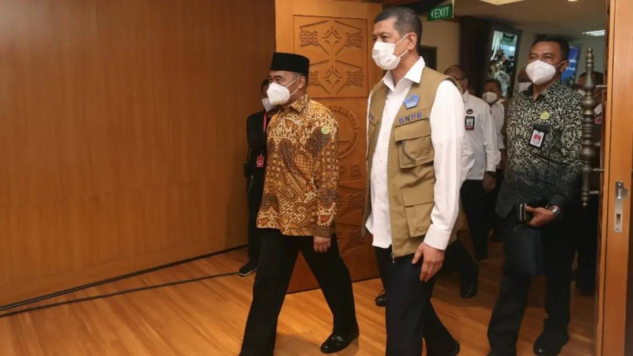Menko PMK Muhadjir Effendy dan Kepala BNPB Doni Monardo