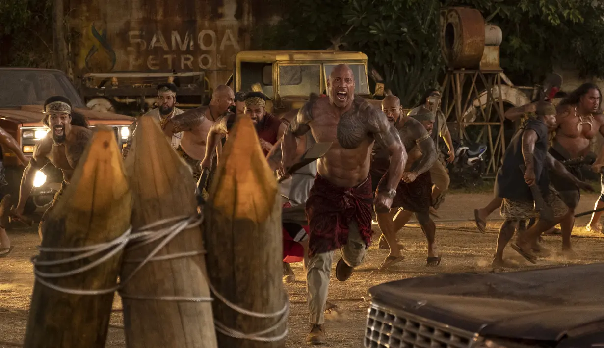 Aktor Dwayne Johnson saat beradegan dalam film terbarunya "Fast & Furious Presents: Hobbs & Shaw.". Film ini disutradarai oleh David Leitch dan ditulis oleh Chris Morgan dan Drew Pearce, dari sebuah cerita oleh Morgan. (Daniel Smith/Universal Pictures via AP)