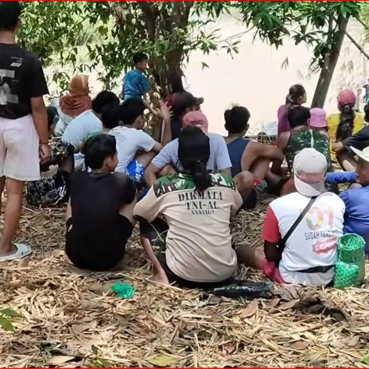 Warga Grobogan ramai-ramai turun ke sungai