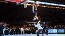 Pemain Osceola Magic, Mac McClung melakukan slam dunk dengan melompati dua orang saat kontes Slam Dunk di NBA All Star 2024 di Lucas Oil Stadium, Indianapolis, Amerika Serikat, Minggu (18/02/2024). (AFP/Getty Images/Stacy Revere)
