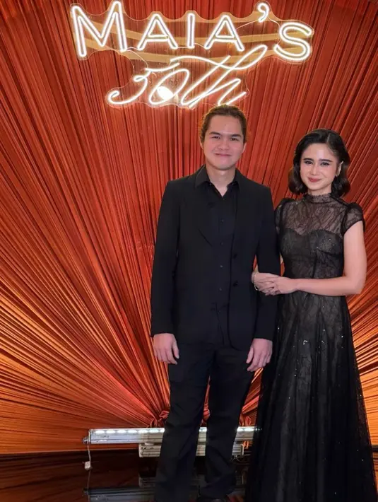 Sementara itu, sebagai pasangan Dul Jaelani, Tissa Biani memilih tampil anggun dalam lace dress hitam yang memberi kesan klasik sekaligus romantis. Dul Jaelani melengkapi penampilan sang kekasih dengan busana hitam formal.