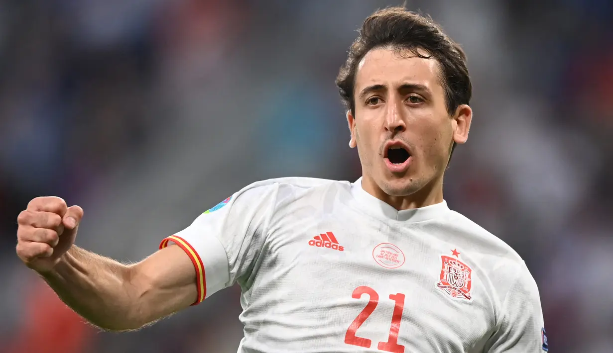 Mikel Oyarzabal. Pemain Real Sociedad berusia 18 tahun ini memang lebih sering dimainkan sebagai pengganti pada Euro 2020 lalu. Di Olimpiade Tokyo 2020 ini, ia diyakini akan jadi starter di posisi striker melihat opsi stok pemain yang ada. (Foto: AFP/Pool/Kirill Kudryavtsev)