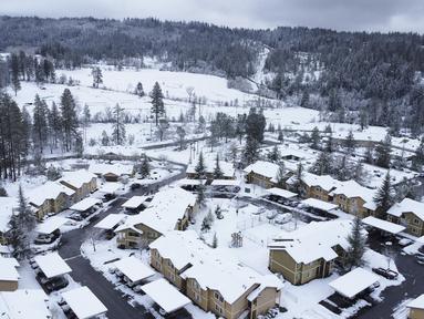 Lembah Glenbrook dan Peternakan Loma Rica tetap tertutup salju setebal sekitar satu kaki di Grass Valley, California, Selasa (28/12/2021). Salju, es, dan dingin yang tidak sesuai musim di Pacific Northwest dan Sierra Nevada terus mengganggu lalu lintas. (Elias Funez/The Union via AP)