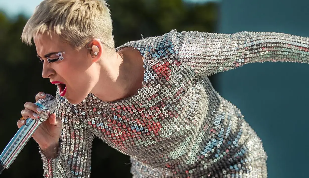 Pada tahun 2015, Katy Perry berpacaran dengan John Mayer. Mereka sering bercinta malam hari dengan suara yang keras. Hal itu tentu mengganggu tetangganya. Siapa sih yang mau mendengar hal itu? (instagram/katyperry)