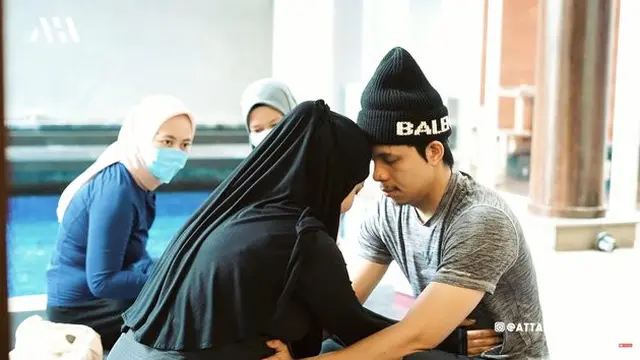 7 Momen Aurel Hermansyah Jalani Prenatal Yoga untuk Lahiran Normal