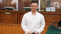 Ekspresi terdakwa kasus dugaan perintangan penyidikan pada kasus pembunuhan Brigadir Yosua, Irfan Widyanto usai menjalani sidang putusan di Pengadilan Negeri Jakarta Selatan, Jumat (24/2/2023). Vonis ini lebih ringan dari tuntutan jaksa penuntut umum (JPU) terhadap peraih Adhi Makayasa itu. Sebelumnya, JPU menuntut hukuman selama satu tahun penjara. (Liputan6.com/Herman Zakharia)