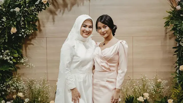 6 Momen Kebersamaan Ikke Nurjanah dan Putrinya, Bak Kakak Adik