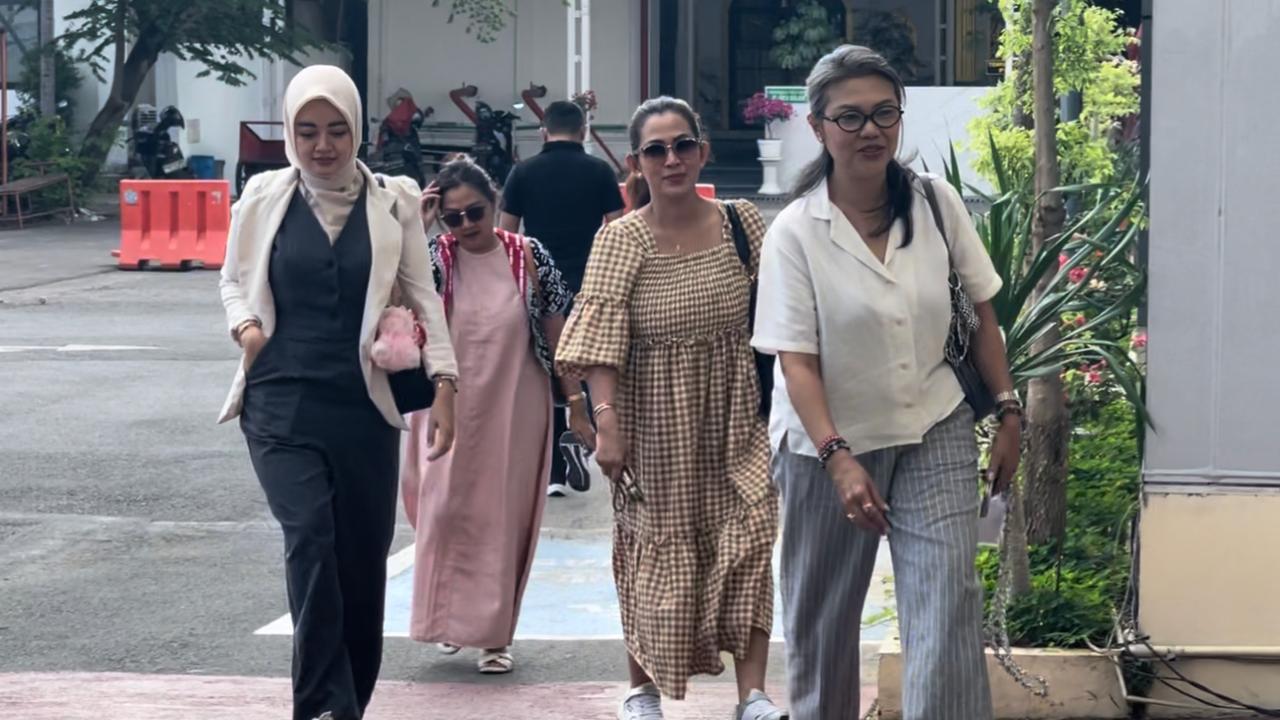 Pendukung PB XIV Hangabehi melaporkan balik GKR Timoer dan keponakannya BRM Yudistira ke Polresta Surakarta.