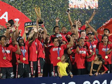 Para pemain Bali United merayakan gelar juara Liga 1 2019 di Stadion Kapten I Wayan Dipta, Bali, Minggu (22/12). Bali berada di peringkat satu dengan meraih 64 poin. (Bola.com/Aditya Wany)