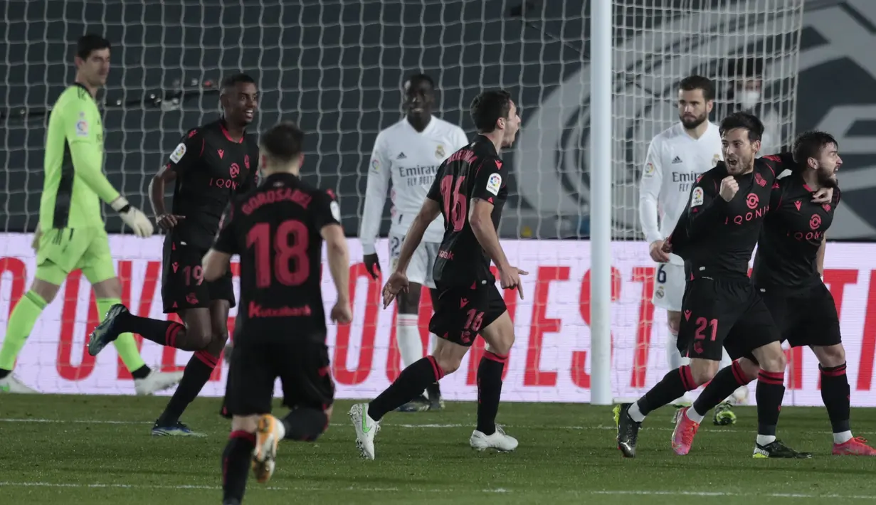 Para pemain Real Sociedad merayakan gol yang dicetak gelandang Portu (kanan) ke gawang Real Madrid dalam laga lanjutan Liga Spanyol 2020/21 pekan ke-25 di Alfredo di Stefano Stadium, Madrid, Senin (1/3/2021). Real Madrid bermain imbang 1-1 dengan Real Sociedad. (AP/Bernat Armangue)